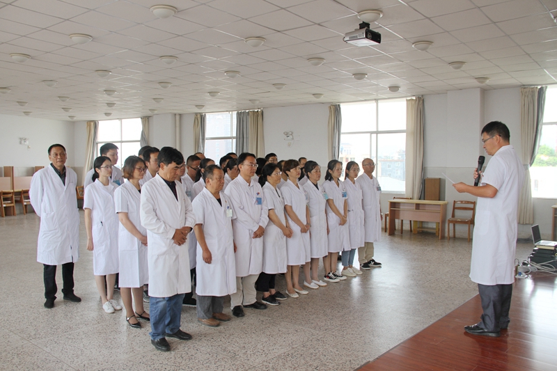 1565924065207652.jpg 1.3副院长李中才宣布参加宣誓的医师名单.JPG